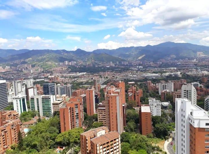 Av. El Poblado, Medellín, Antioquia, Colombia 3